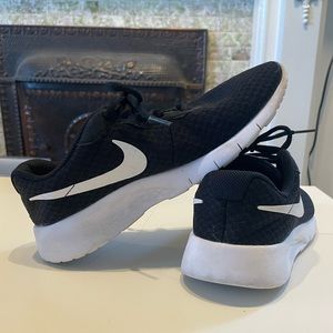 Nike Tanjun Black Running Shoes (Size 5.5Y)
